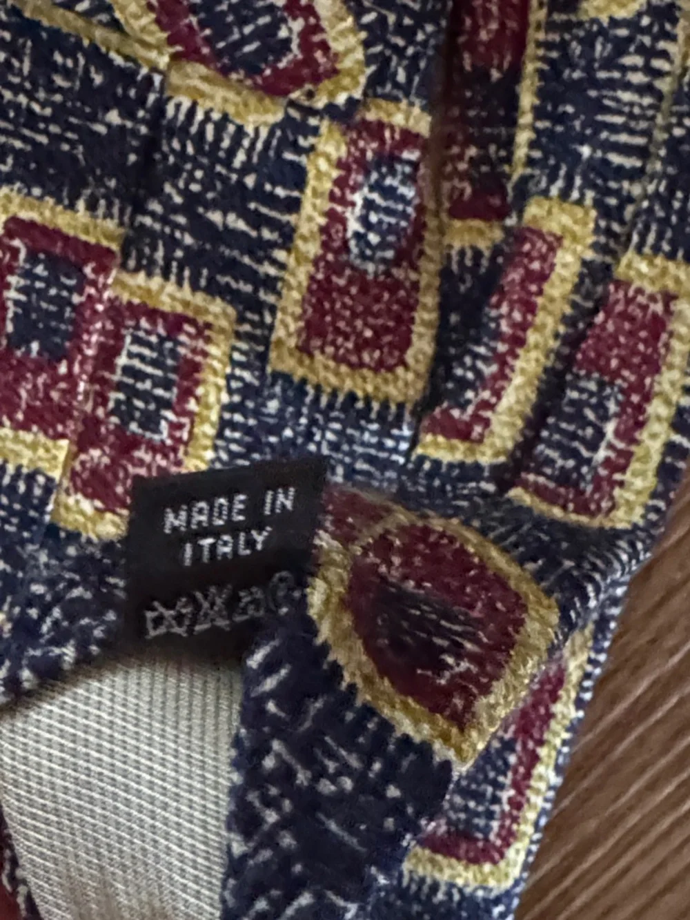 Men's Geometric Pattern Necktie in Yellow, Navy & Red Dona
